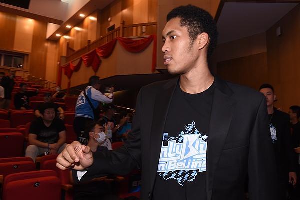 V站官网-丘天结束治疗逐渐跟队训练 斯佩尔曼脚部旧伤不影响比赛