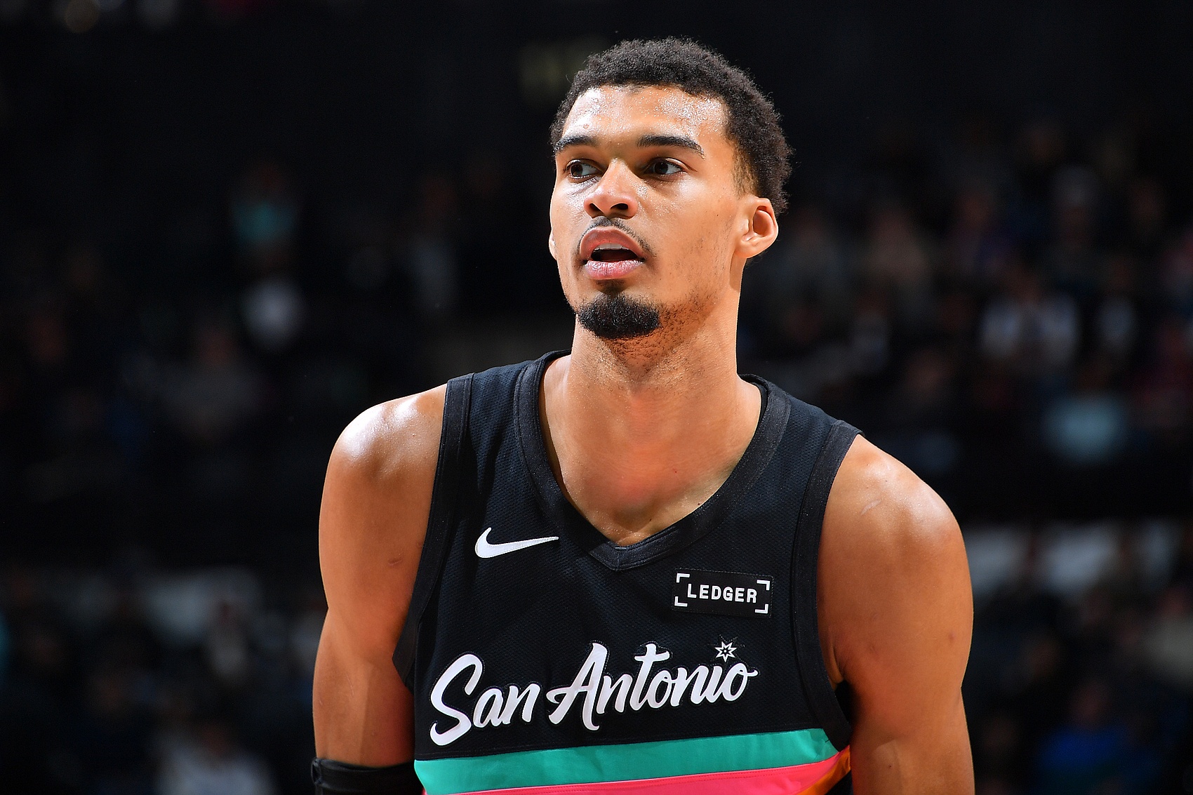 晚了一点点！杰伦威飞身上篮 文班追防钉板大帽被吹干扰球